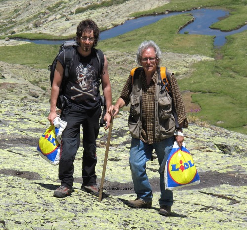 Pedro Uribe-Echebarria (D), junto con su hijo Adrián (I), en Hoya Moros, Sierra de Bejar, durante la excursion AHIM 2012. Foto cortesía de V.J. Aran.